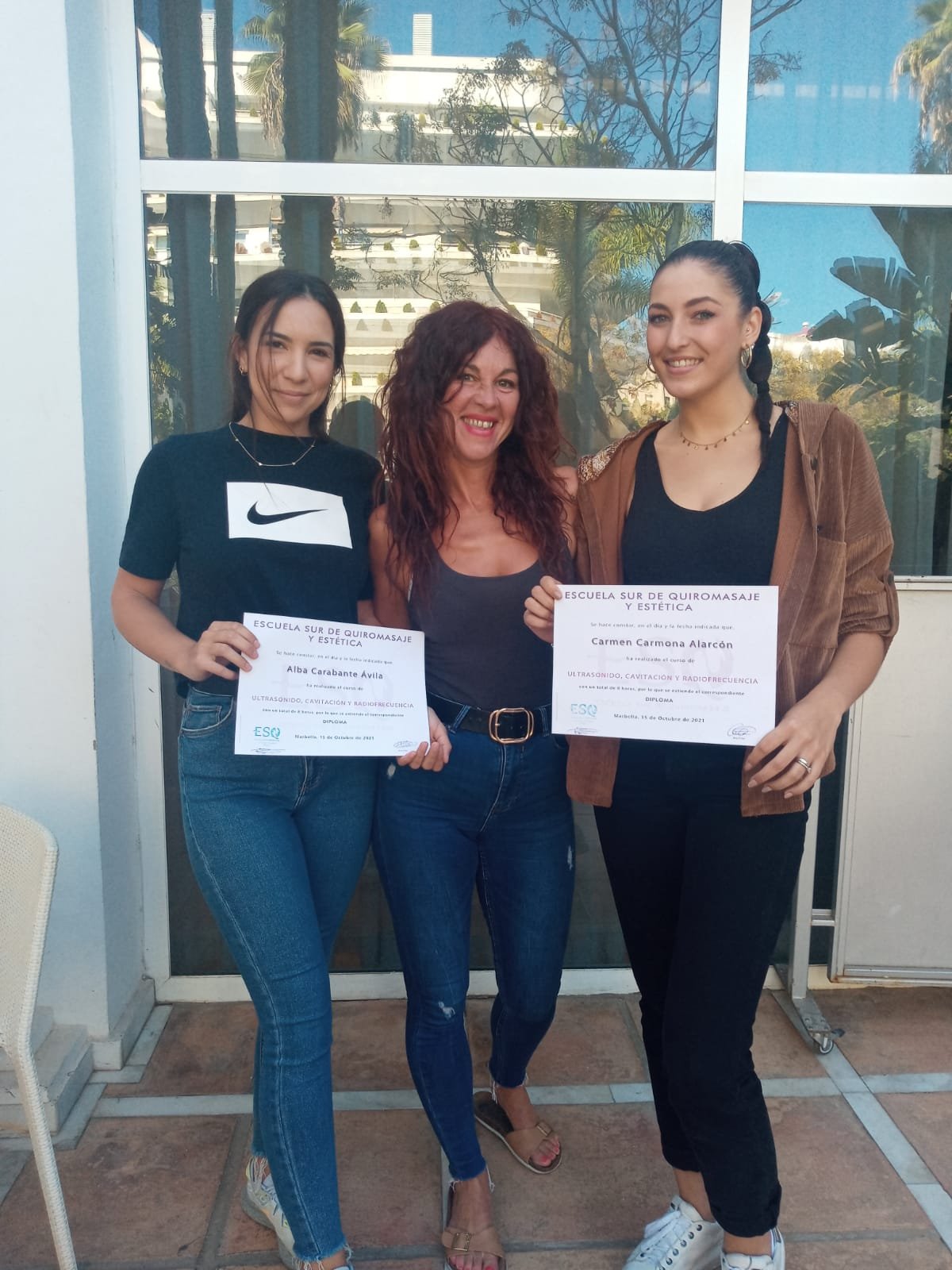 Patricia con alumnas graduadas de ultrasonido, cavitación y radiofrecuencia en la Escuela Sur de Quiromasaje y Estética